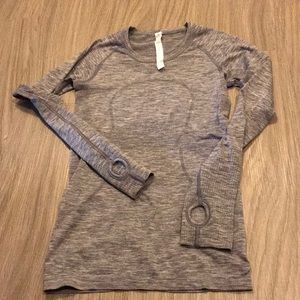 Lululemon long sleeve 4 like new